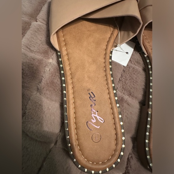 NWT Lynx tan sandals with gold accent trim - Picture 2 of 3